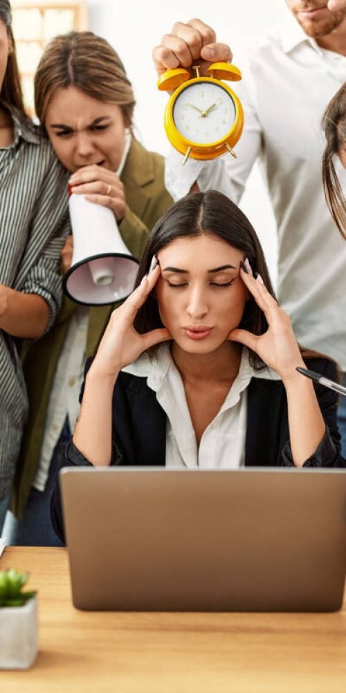 Group of business workers screaming to stressed partner at the office. ESTRÉS – BURNOUT Y CAMPOS ELECTROMAGNÉTICOS
